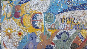 Mural Mosaico frente oficina que dice DECEP