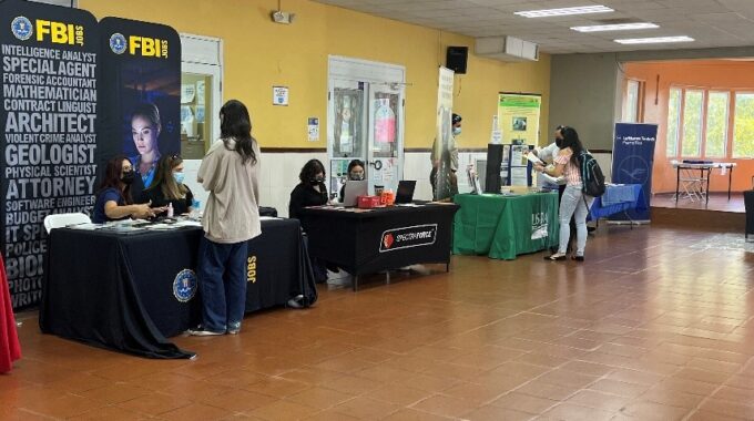 1 Foto Estudiantes En Orientacion De Empleo En La UPRAg