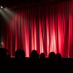 Foto de cortina roja en un escenario.